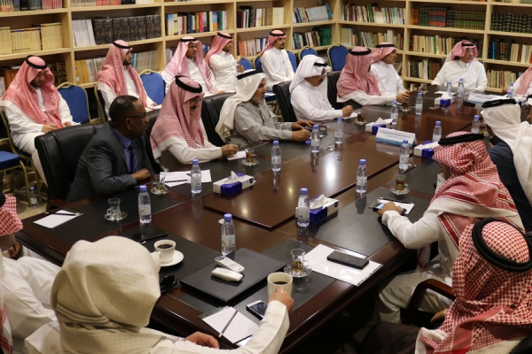 与Faisal bin Muammar先生阁下就“宗教与文明对话”进行专题讨论