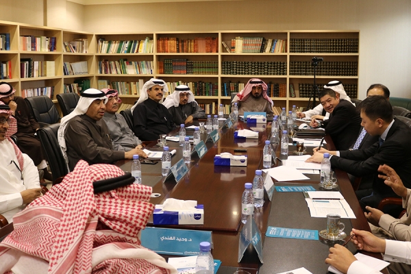 中心举行专题讨论，题为：高等教育及其在沙、中人民交流中的作用